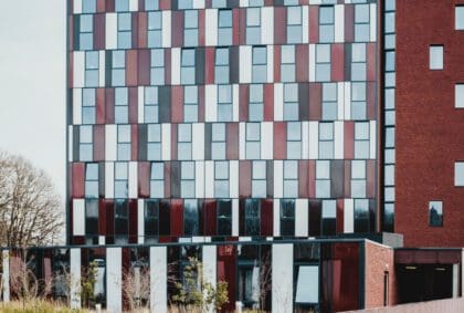 Haus mit roter Fassade