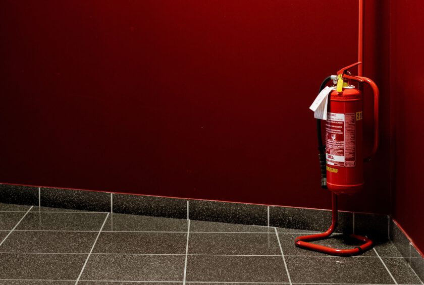 Feuerlöscher vor einer roten Wand